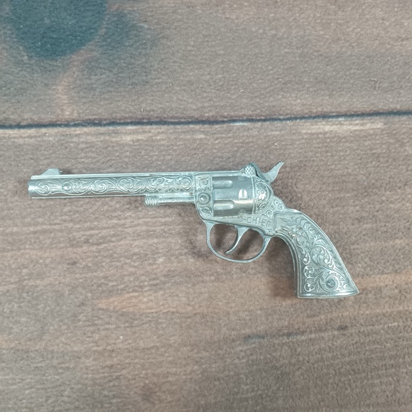 Chief Winchester Hubley Toy CAP Gun Revolver Metallic Engraved Pattern Western - Picture 1 of 6